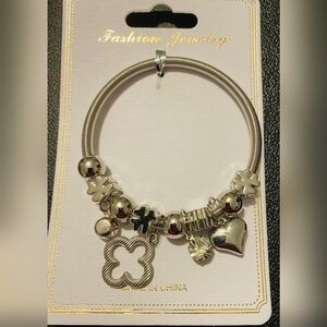 NWT Fashion Charm Bracelet Silver Tone Stretchy